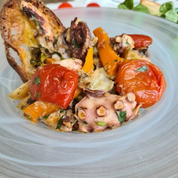 Insalata di Polpo con verdure al forno e lessate e olio extra vergine d'oliva con pomodirini confit. 